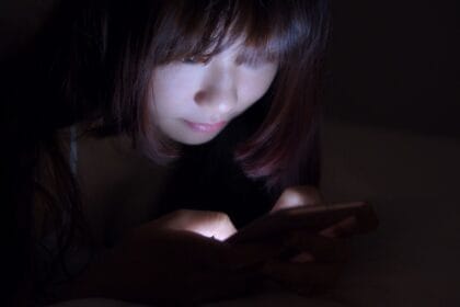 Cahaya Merah di Ponsel, tidur, istirahat, bahas